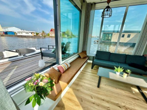 Holiday Home Harboursuite Woudsend incl- motorboot by Interhome
